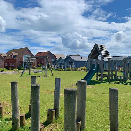 Pebble - No Pets Allowed - Pool, Sauna, Gym Pass Included * Filey