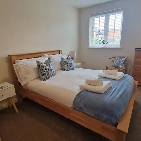 Pebble - No Pets Allowed - Pool, Sauna, Gym Pass Included