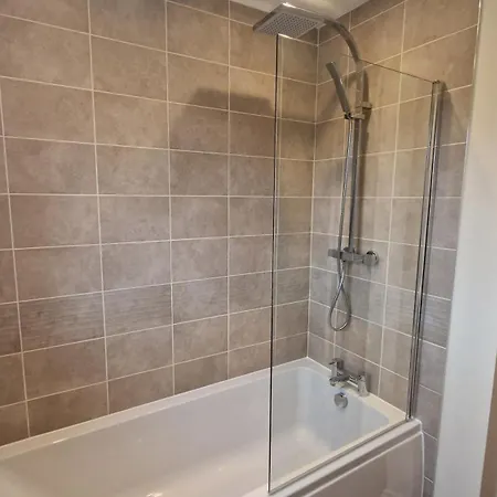 Pebble - No Pets Allowed - Pool, Sauna, Gym Pass Included *